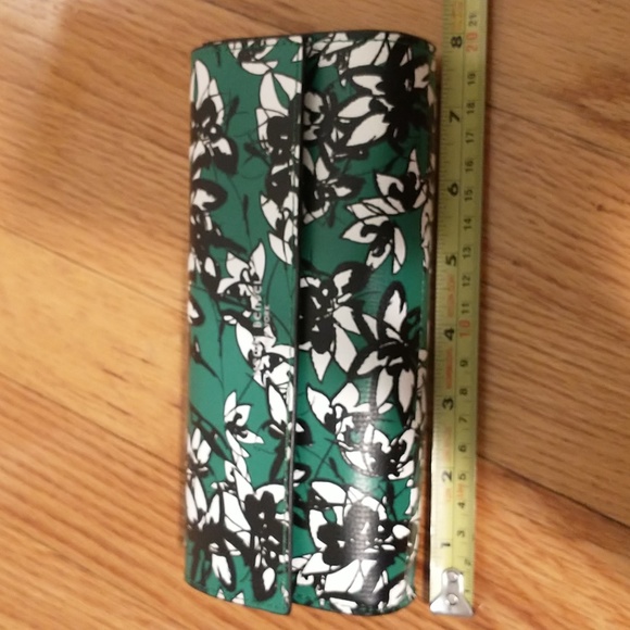 Henri Bendel Green Floral Sunglasses Clutch - Picture 6 of 7